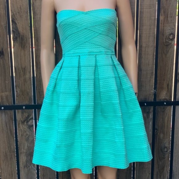 Honey Punch Dresses & Skirts - Honey Punch Sleeveless Dress - Size S